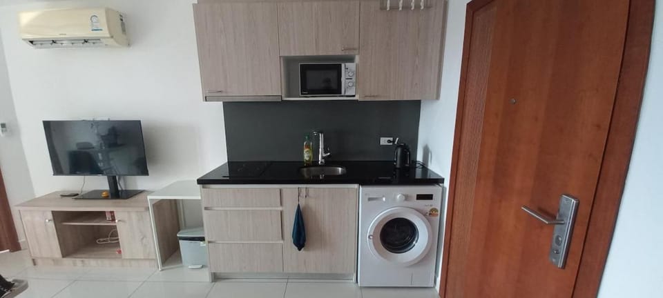 Kitchen or kitchenette, washing machine