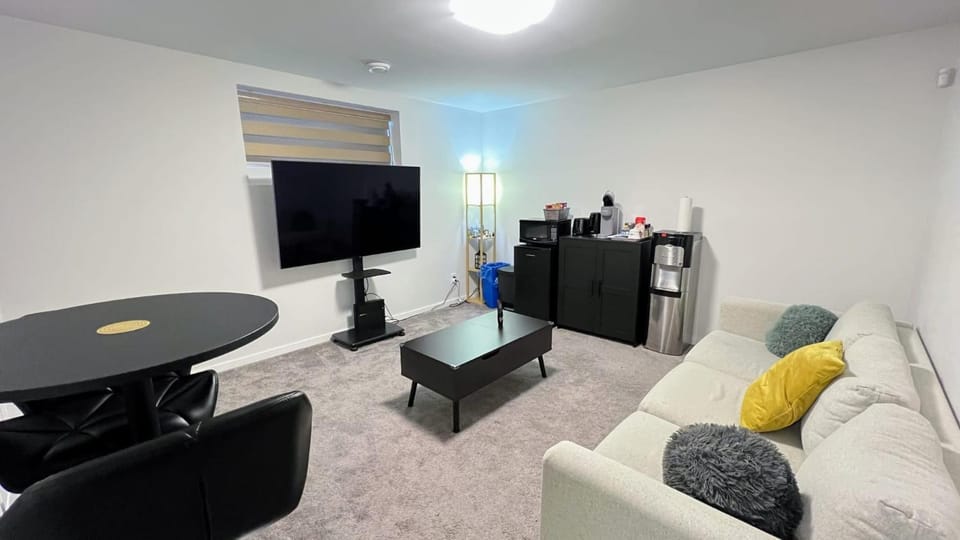 Private luxury Guest Suite in Winnipeg, Separate Entrance and Free Parking Apartment in Winnipeg