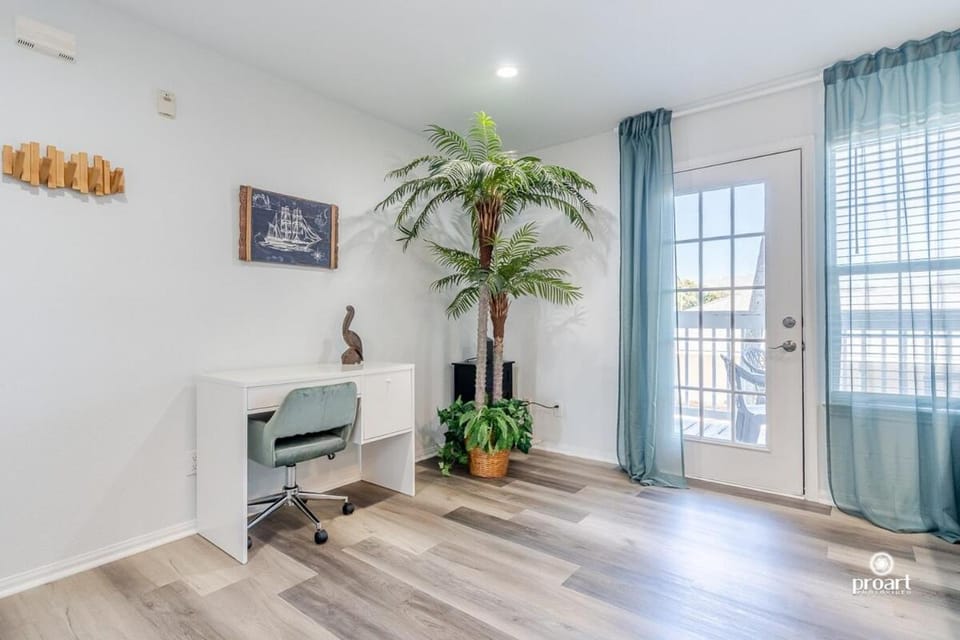 Cozy Condo Under the Palms Apartment in Destin