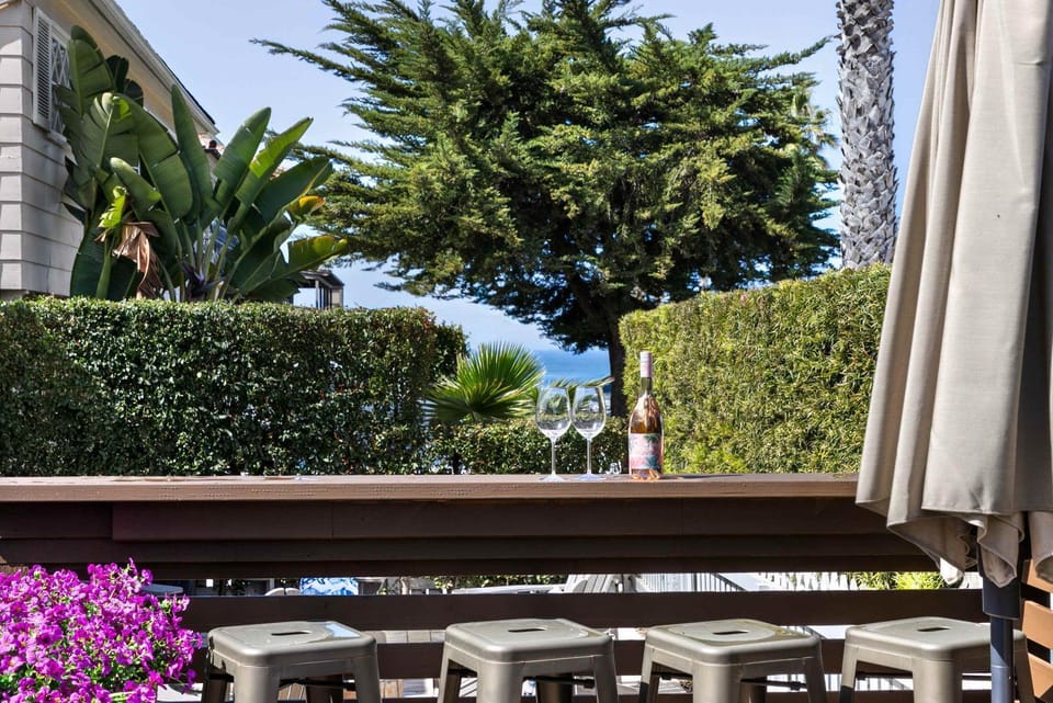 Beautiful Windansea Beach Compound Steps to Sand House in La Jolla