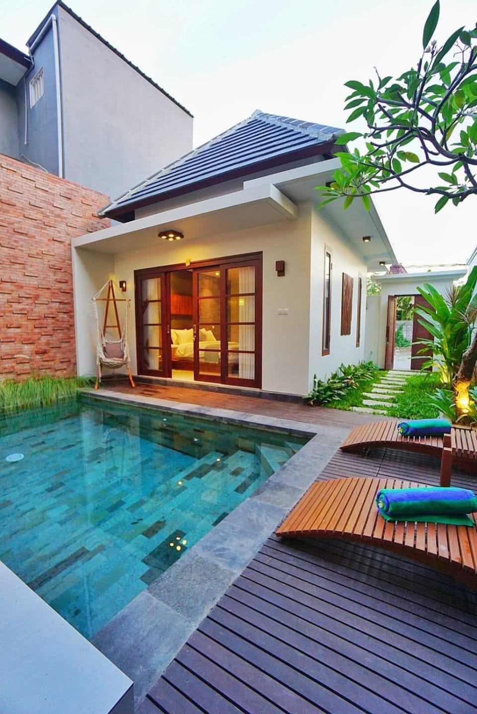 Property building, Pool view, Swimming pool, Swimming pool, sunbed