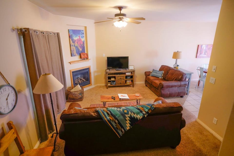 Lovely Townhome Peaceful Surroundings Hiking Hot Tub Apartment in Kanab