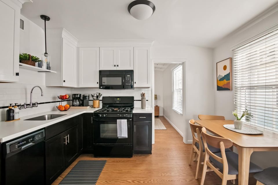 Seaside 1BR Steps to Windansea Beach & Peek Views House in La Jolla