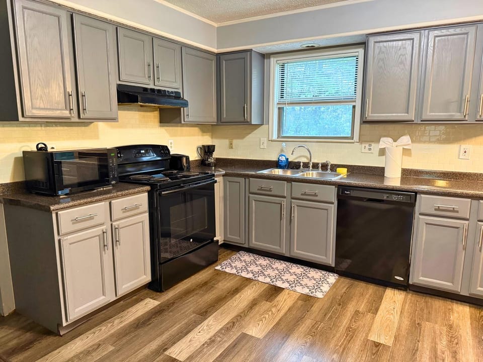 Coffee/tea facilities, dishwasher, microwave, oven, stove, kitchen
