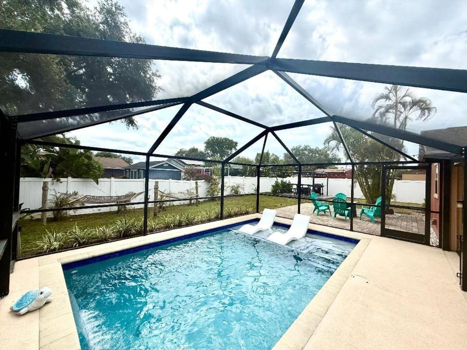 Pool view, Swimming pool, sunbed