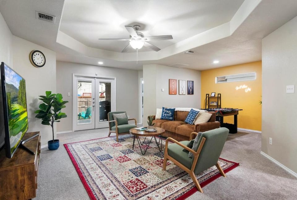 Perfect SA Getaway! Near Lackland SeaWorld Alamo Riverwalk House in San Antonio