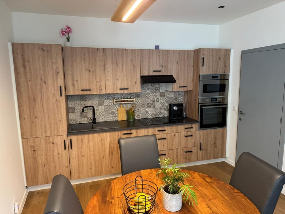 Coffee/tea facilities, Kitchen or kitchenette, Dining area, oven, stove, toaster
