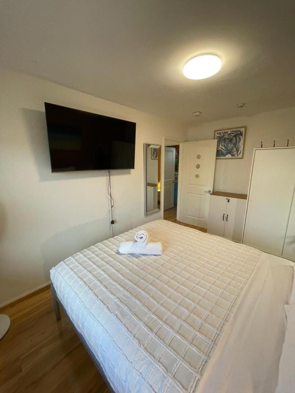 Bed, TV and multimedia, Photo of the whole room, Bedroom, towels