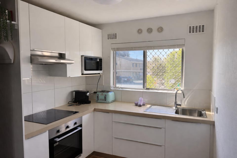 Coffee/tea facilities, Kitchen or kitchenette, oven, stove, toaster