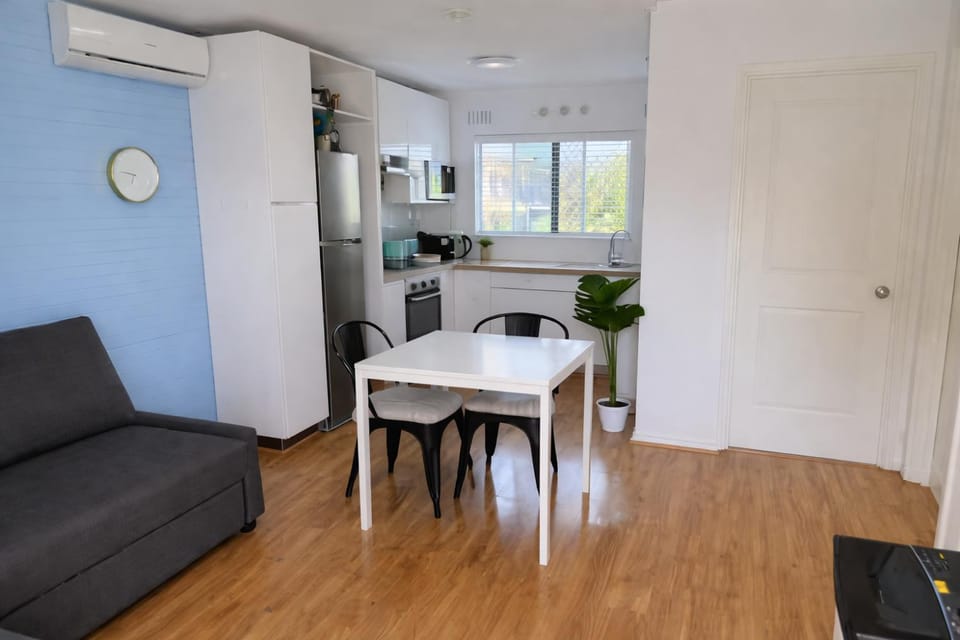 Kitchen or kitchenette, Living room, Seating area, Dining area, air conditioner
