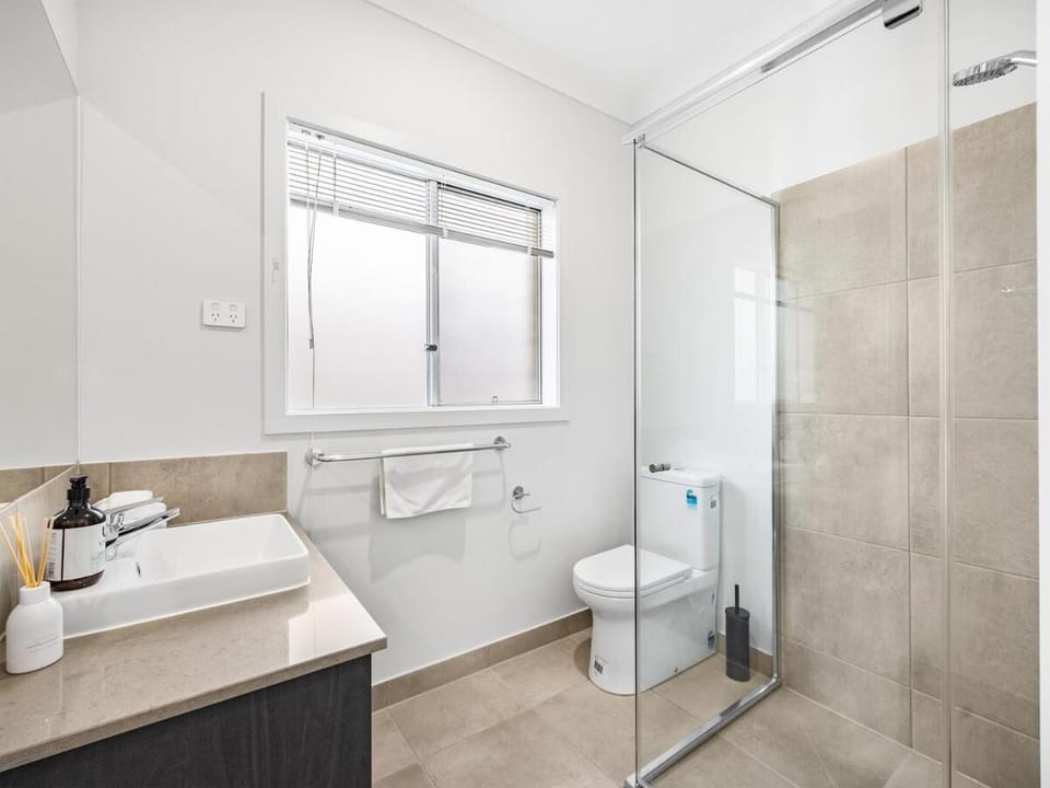 Cozy Designer 4 Bedrooms Home Near Local Shops House in Brisbane