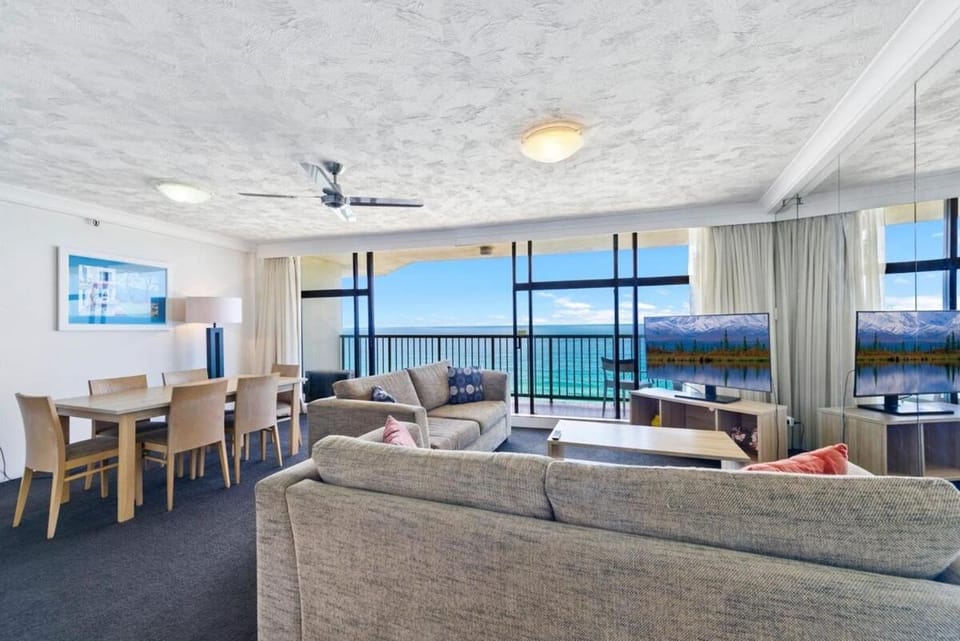 Breathtaking Ocean View 2 BDR Apartment by the Beach Apartment in Surfers Paradise