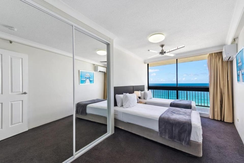 Breathtaking Ocean View 2 BDR Apartment by the Beach Apartment in Surfers Paradise