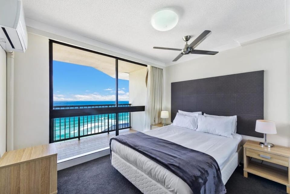 Breathtaking Ocean View 2 BDR Apartment by the Beach Apartment in Surfers Paradise