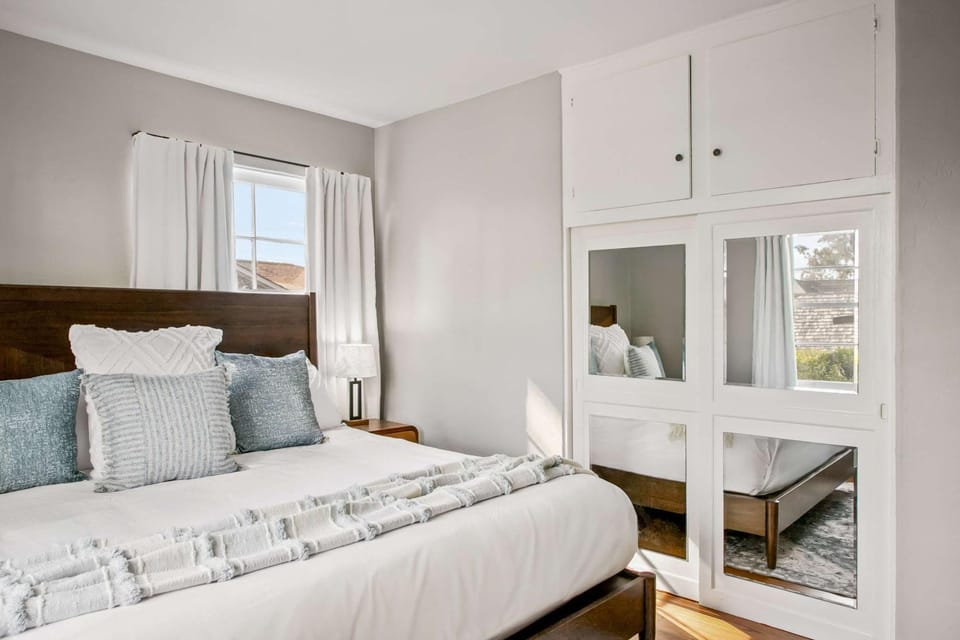 Cozy Coastal Stay Hot Tub & Putting Green House in La Jolla