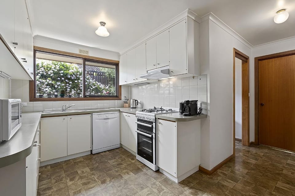 Kitchen or kitchenette, dishwasher, oven