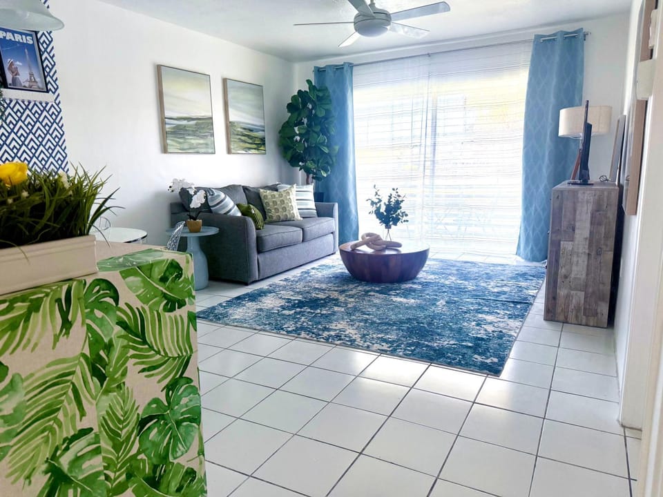 Designer's 1BR 1BA Condo 1 Block to Aventura Mall Apartment in Aventura