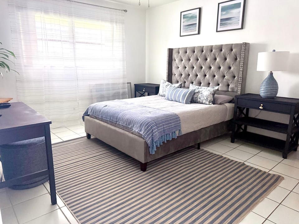 Designer's 1BR 1BA Condo 1 Block to Aventura Mall Apartment in Aventura