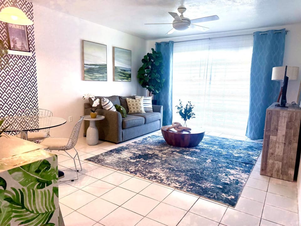 Designer's 1BR 1BA Condo 1 Block to Aventura Mall Apartment in Aventura