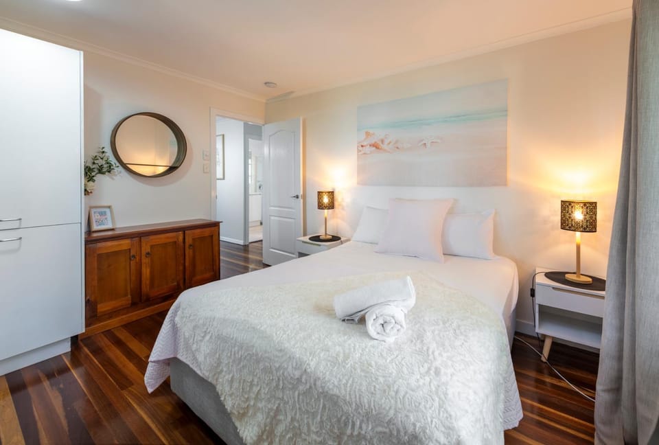 Pet friendly beachfront home- sleeps 8 House in Toogoom