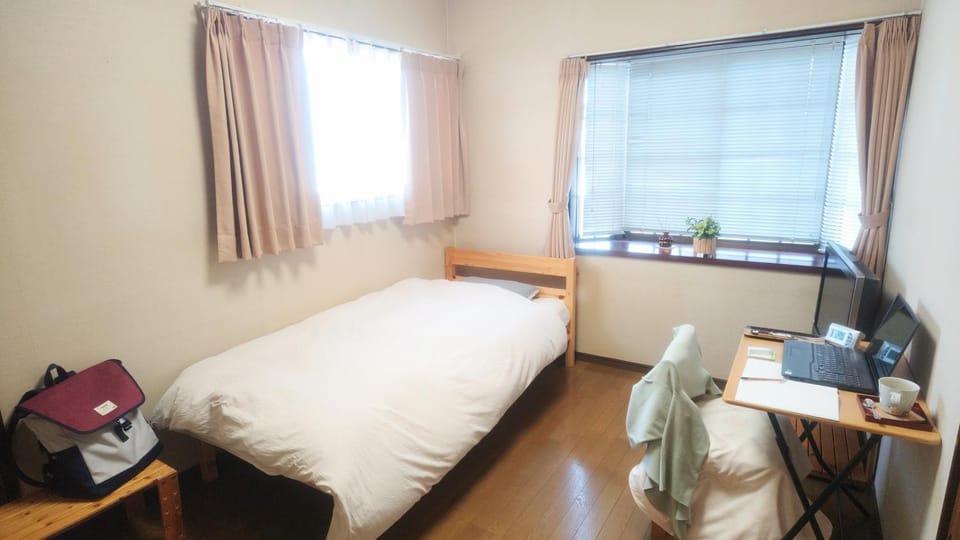 Bed, Bedroom, older children, older children, Quiet street view