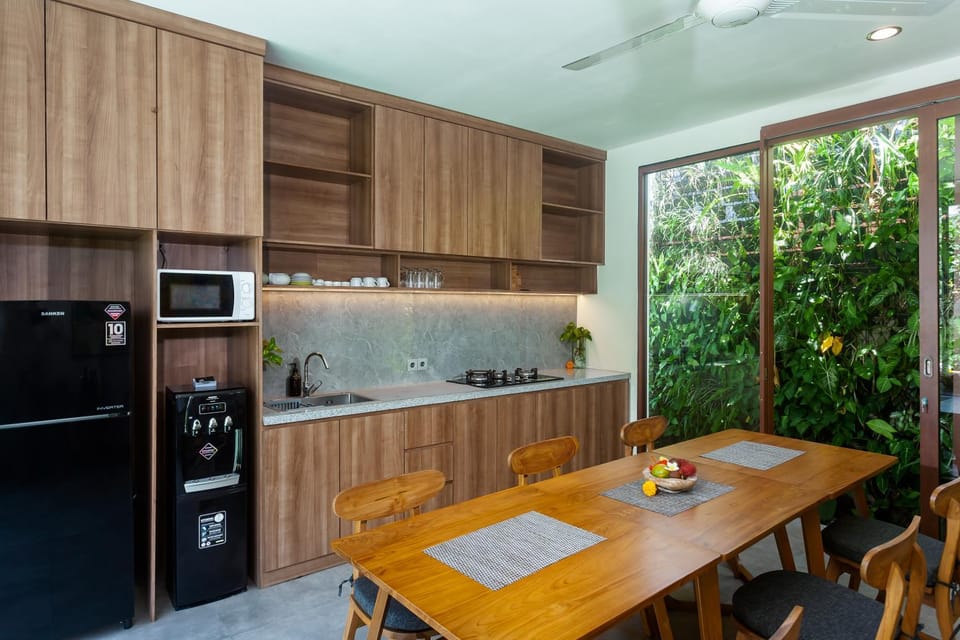 Kitchen or kitchenette, Dining area, oven