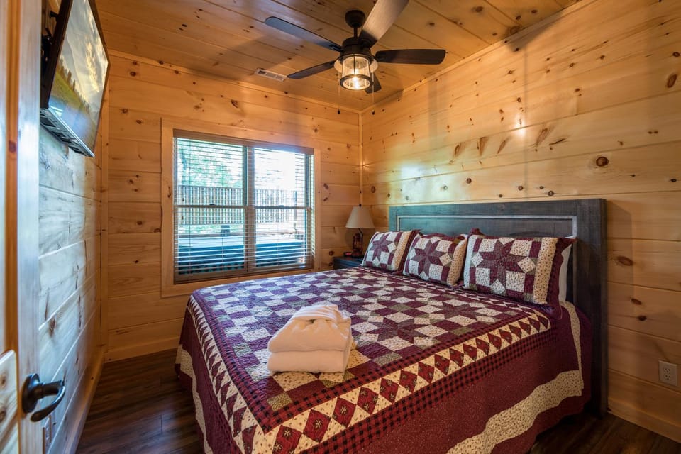 Bed, TV and multimedia, Photo of the whole room, Bedroom