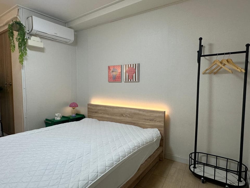 Stay Green, 7 minutes walk from Hongdae Entrance Station and Shinchon Station, spacious separate studio Apartment in Seoul