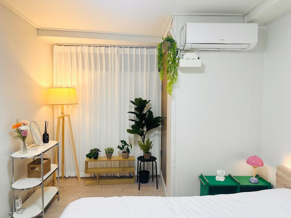 Stay Green, 7 minutes walk from Hongdae Entrance Station and Shinchon Station, spacious separate studio Apartment in Seoul