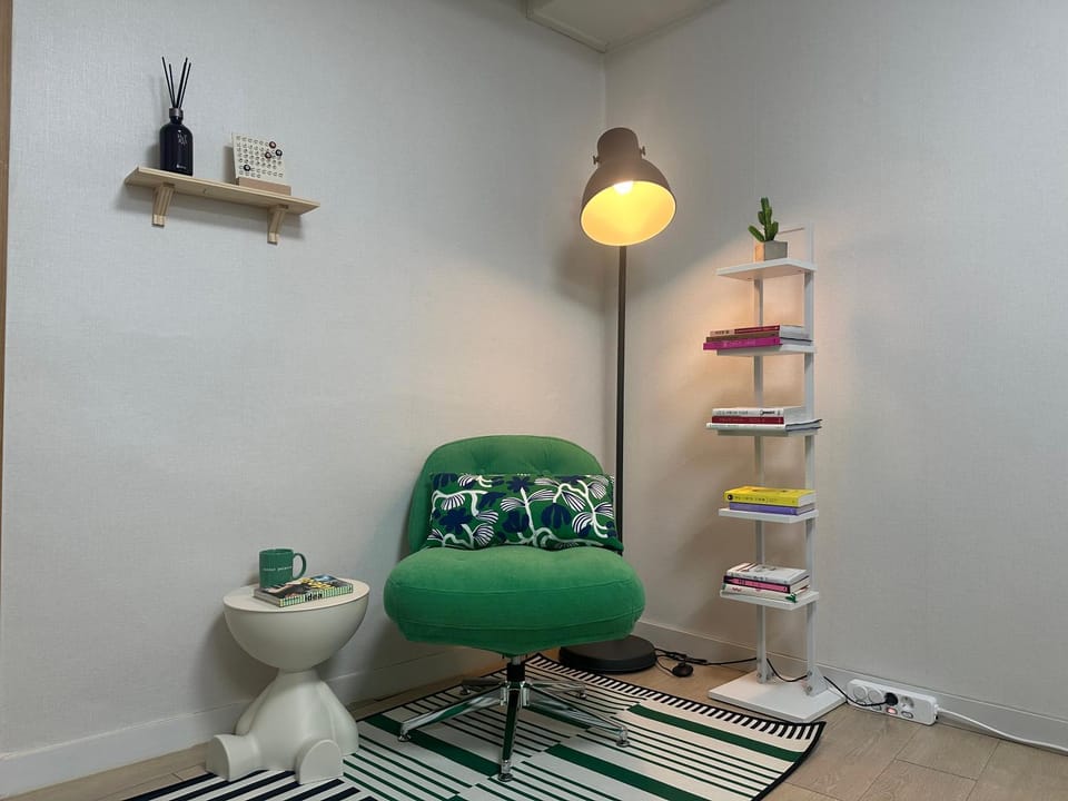 Stay Green, 7 minutes walk from Hongdae Entrance Station and Shinchon Station, spacious separate studio Apartment in Seoul