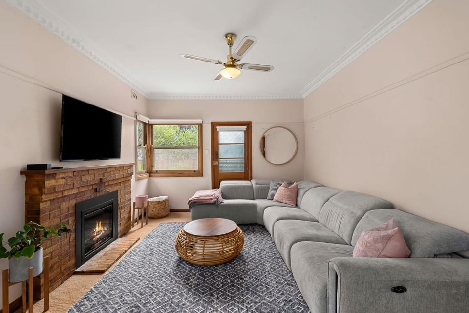 TV and multimedia, Living room, Seating area, fireplace
