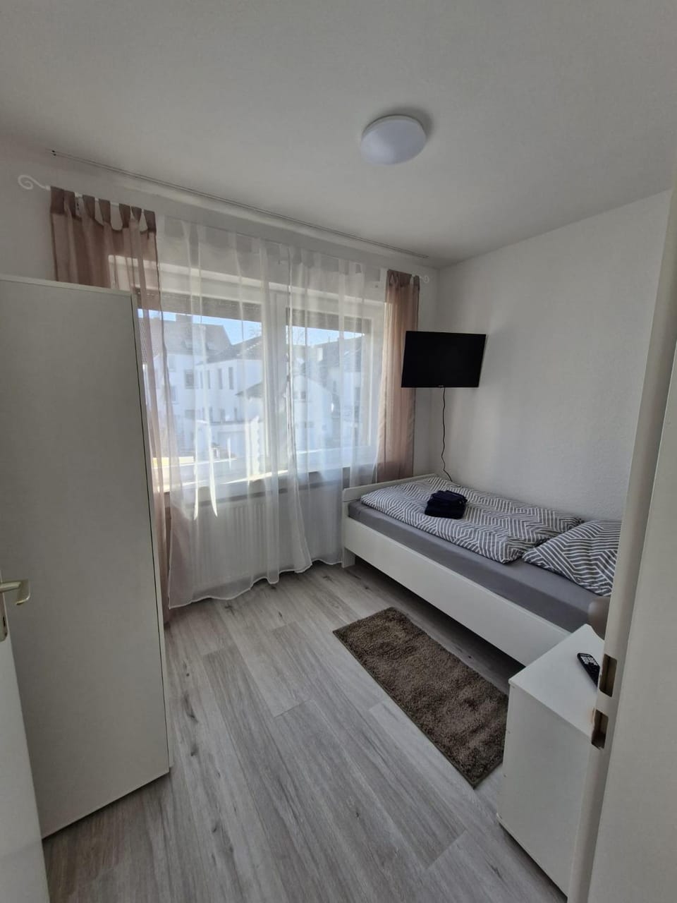 Bed, TV and multimedia, Bedroom, wardrobe