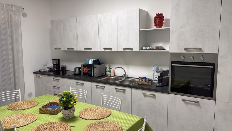 Kitchen or kitchenette, Dining area, oven, stove