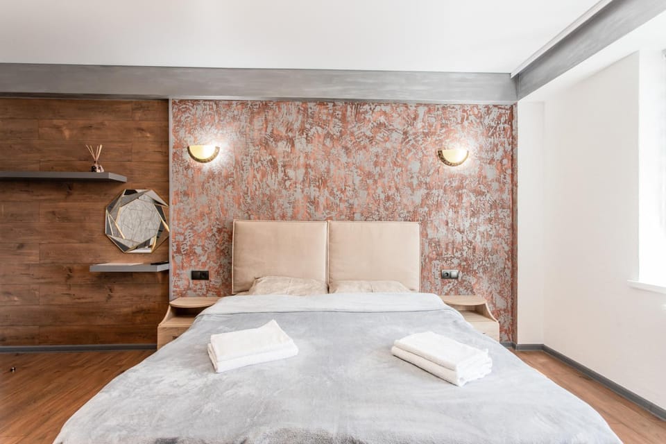 Bed, Bedroom, towels