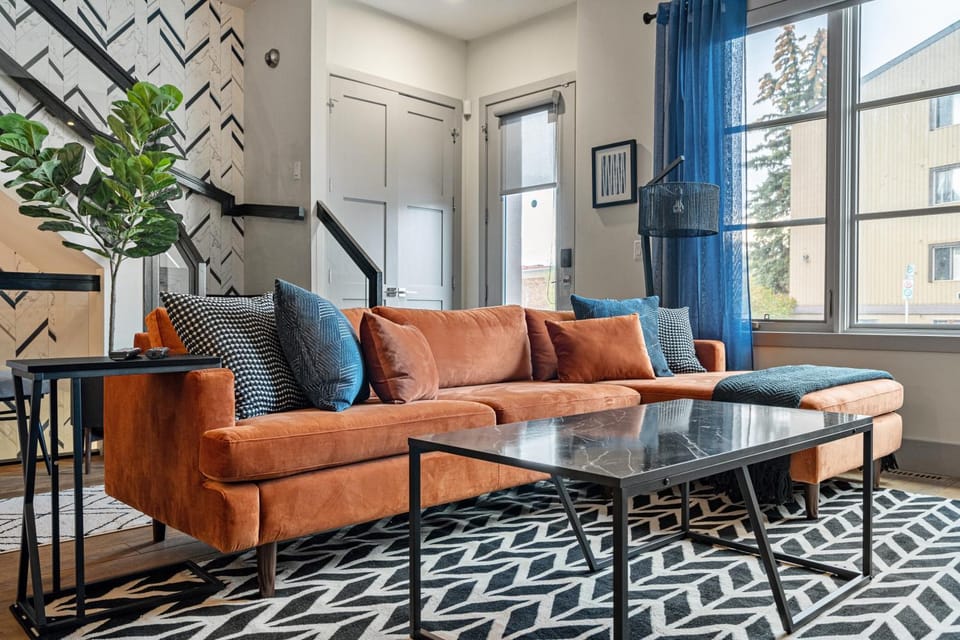 Rare Find, Double King Beds, Cozy and Vibrant Bed and Breakfast in Calgary
