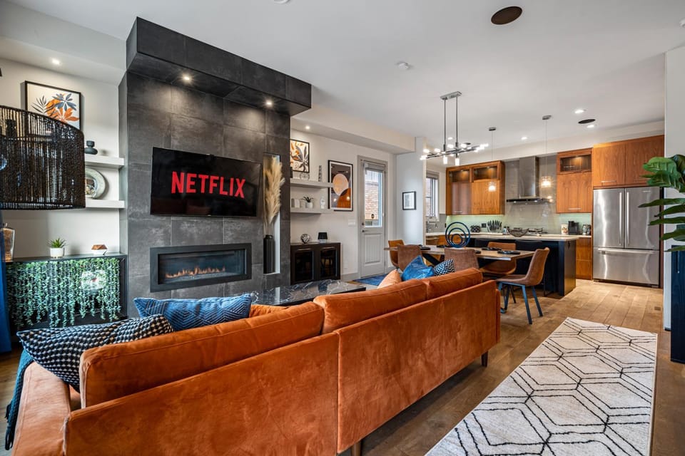 Rare Find, Double King Beds, Cozy and Vibrant Bed and Breakfast in Calgary