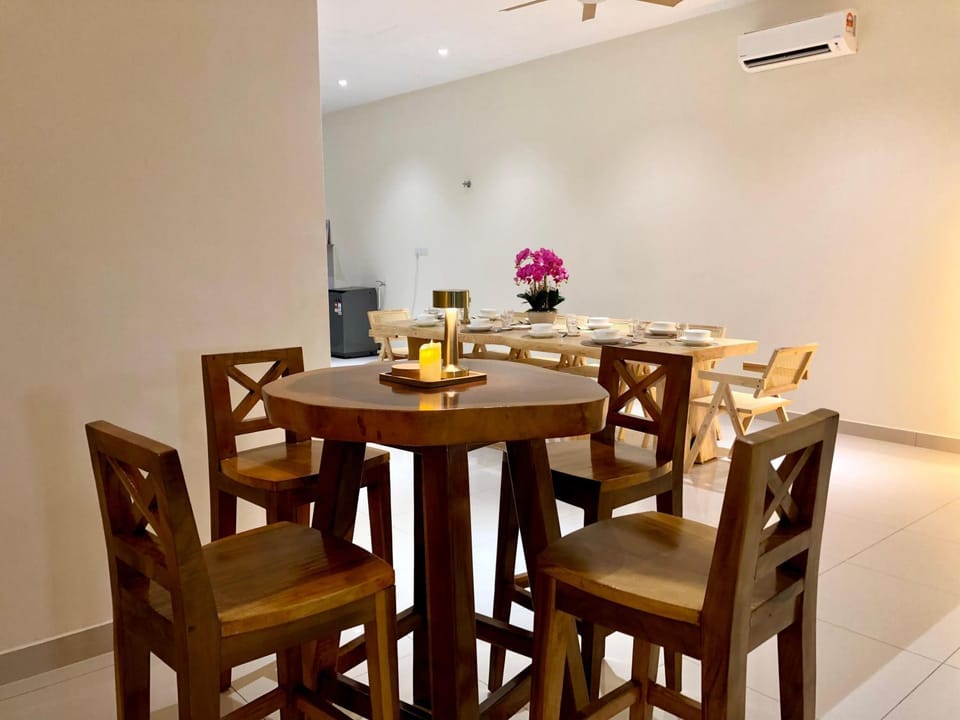 TV and multimedia, Living room, Seating area, Dining area, air conditioner