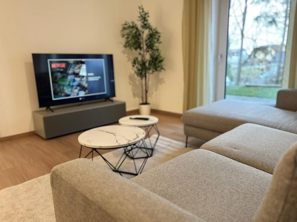 Communal lounge/ TV room, TV and multimedia, Living room, Evening entertainment