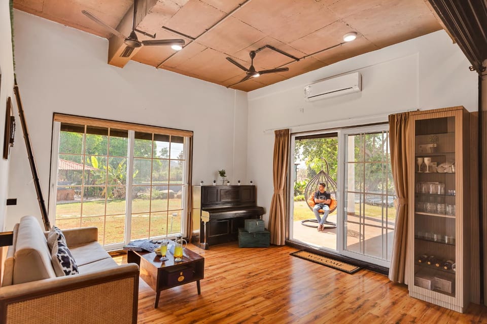 Living room, Seating area, air conditioner