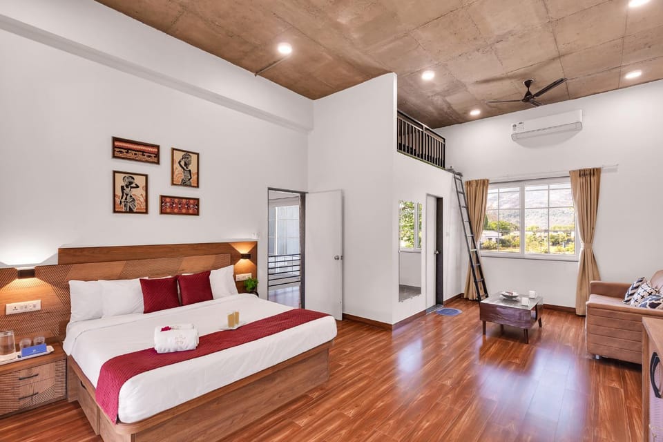 Bed, Photo of the whole room, Seating area, Bedroom, wardrobe, air conditioner