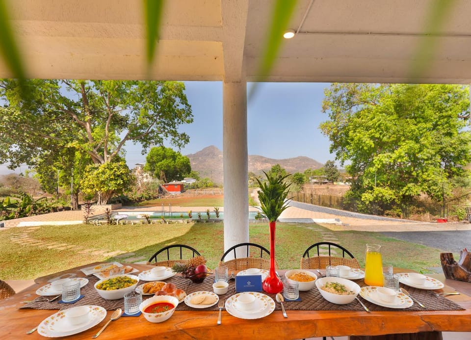 Food and drinks, Dining area, Food, Mountain view, Drinks