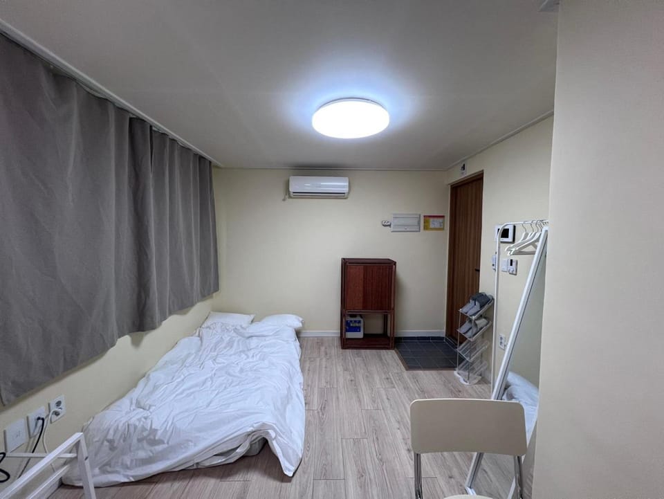 Bed, Photo of the whole room, Bedroom, air conditioner