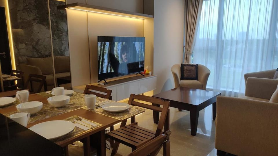 Communal lounge/ TV room, TV and multimedia, Living room, Seating area, Dining area