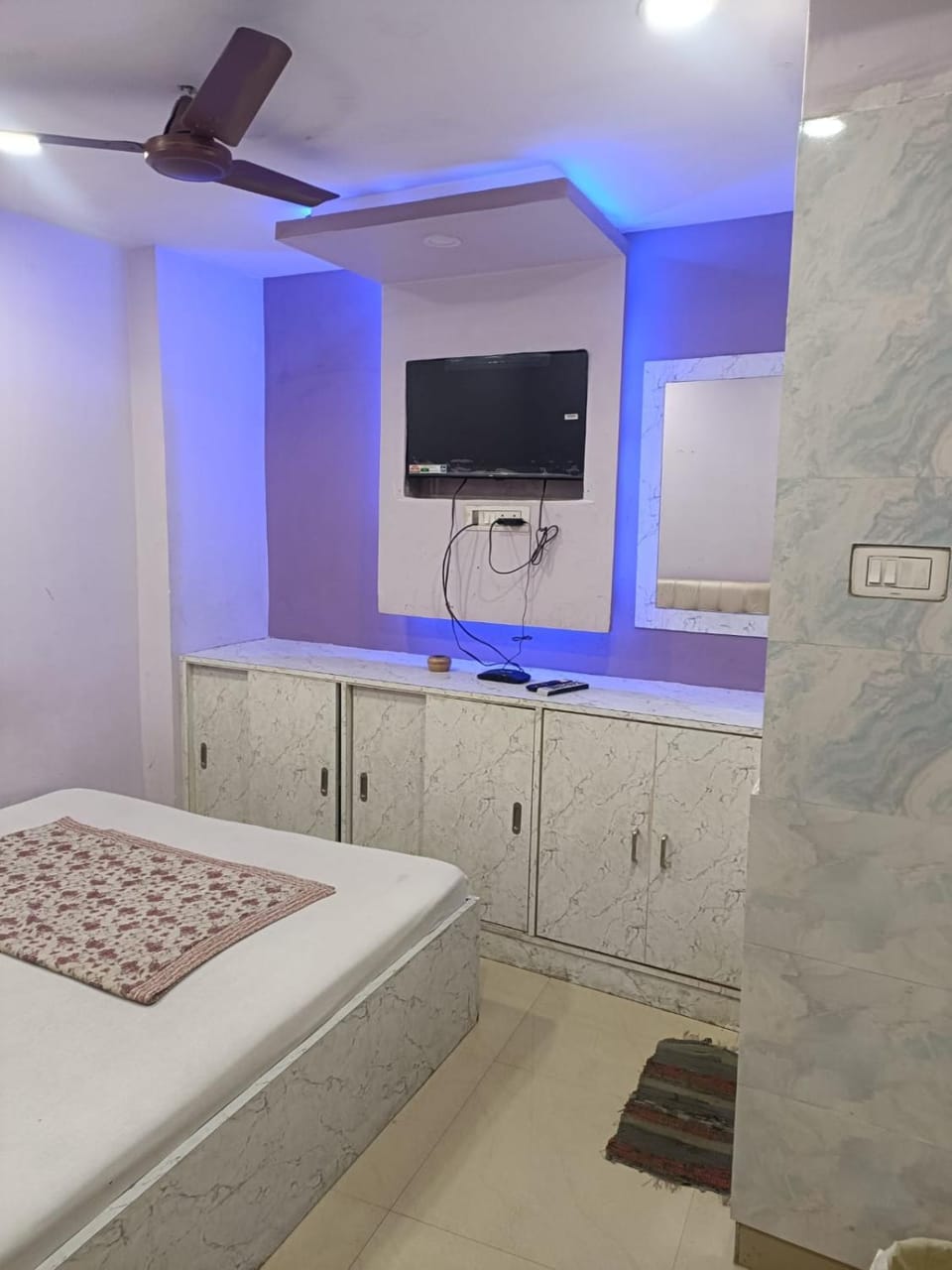 Bed, TV and multimedia, air conditioner