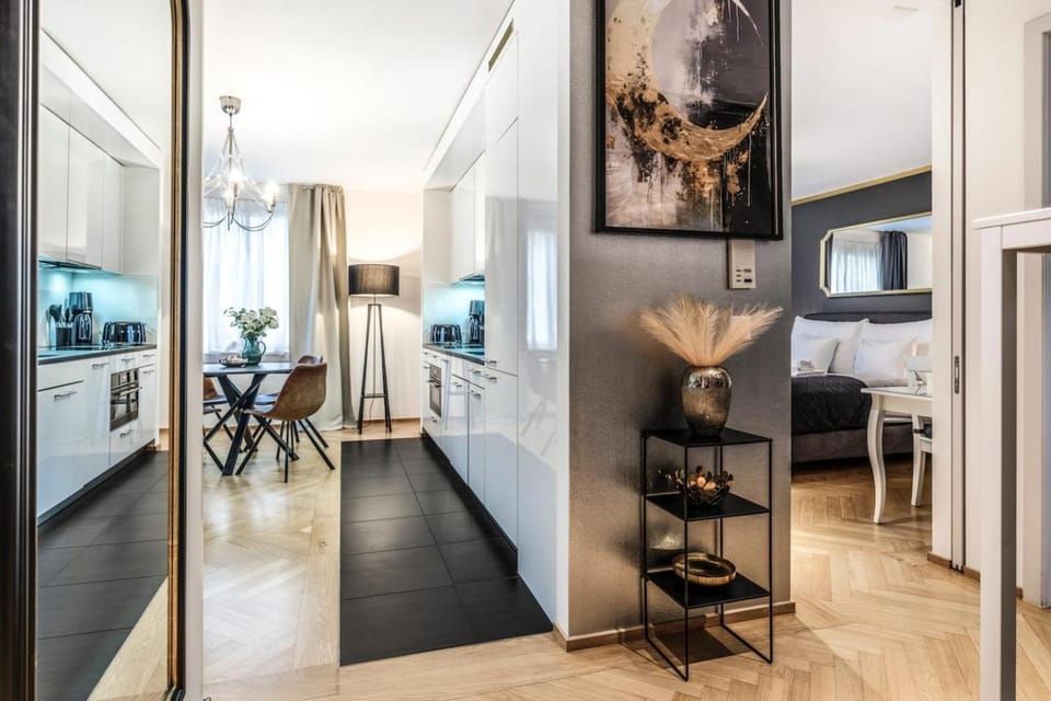 Downtown AC Private Balcony Apartment in Zurich City