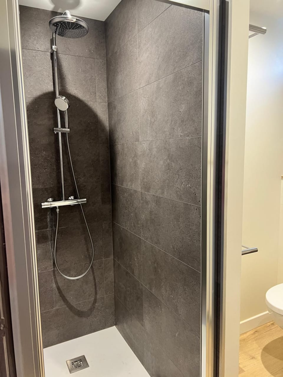 Chaleureux T4,résidence avec caméra et digicode ,possibilité location voiture Mercedes gla garage , Netflix, climatisation, petit déjeuner offert, boisson rafraîchissante pour la bienvenue, repas du soir fondue, raclette , barbecue sur demande Apartment in Auvergne-Rhône-Alpes