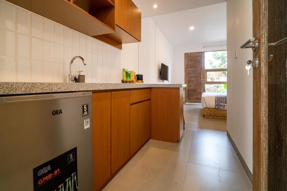 Kitchen or kitchenette, minibar