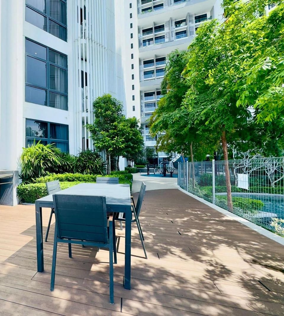 Property building, Day, Dining area