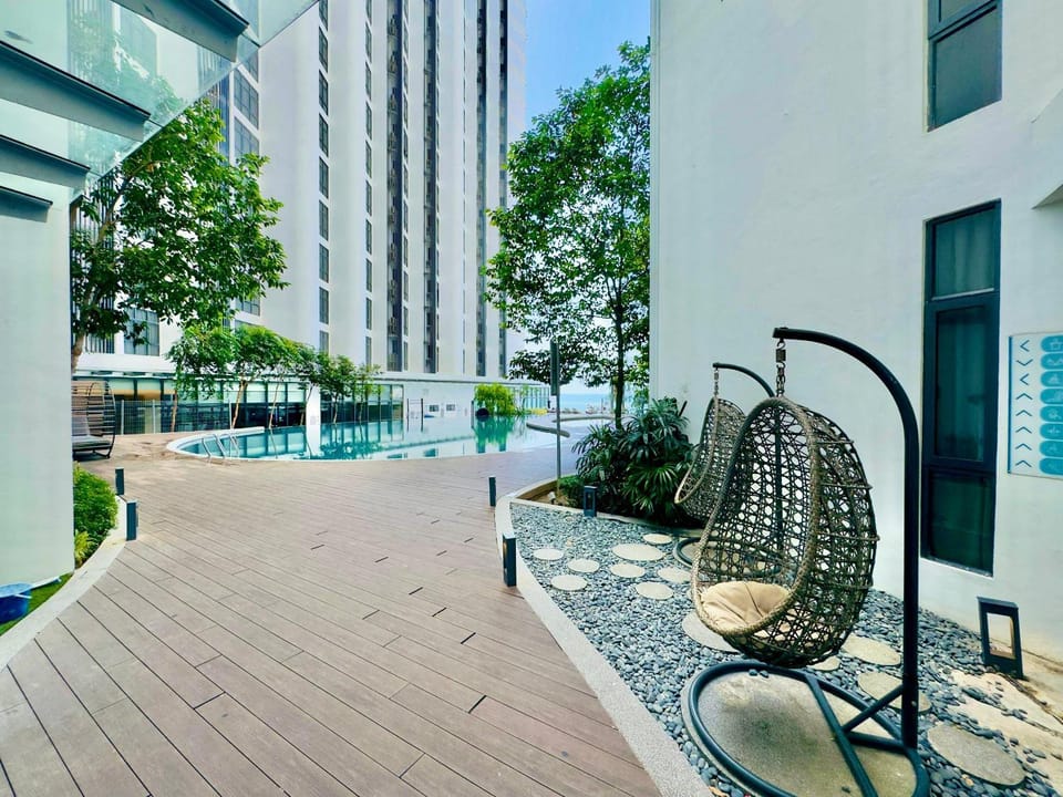 Property building, Patio, Day, Pool view, Swimming pool, sunbed