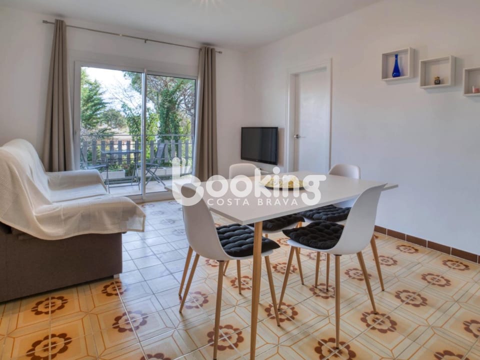 Communal lounge/ TV room, TV and multimedia, Living room, Dining area